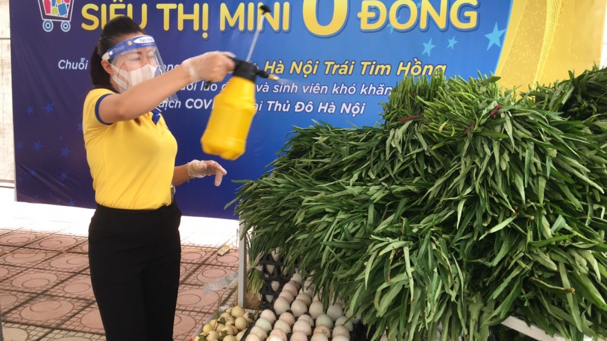 “Siêu thị mini 0 đồng” đầu tiên ở Hà Nội giúp đỡ người dân gặp khó khăn